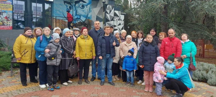 Визит инвалидов в галерею иллюзий
